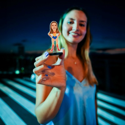 בחורה עם מינימי כחול